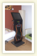 Kiosko lacado en negro equipado con un sistema de electroestimulaci�n para centros de est�tica.